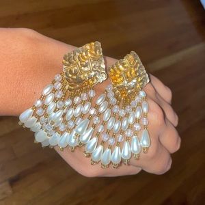 Stunning gold sequence earrings with pearl details 😍